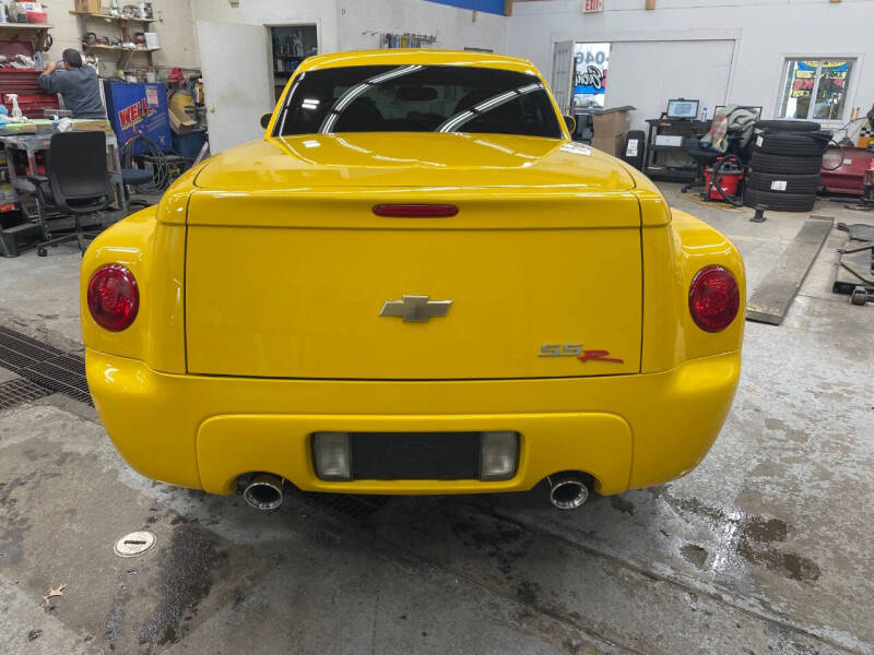 2004 Chevrolet SSR LS photo 6