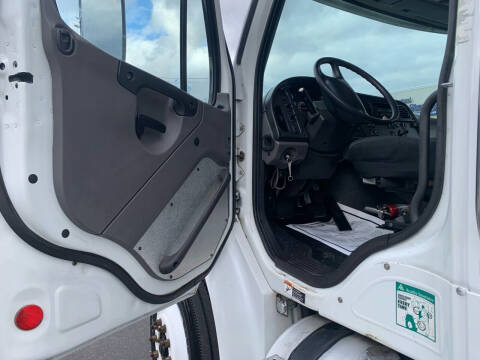 2012 Freightliner M2 106