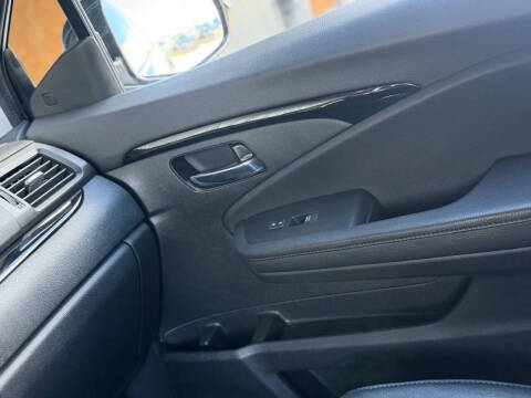 2022 Honda Pilot Touring w/Rear Captain's Chairs