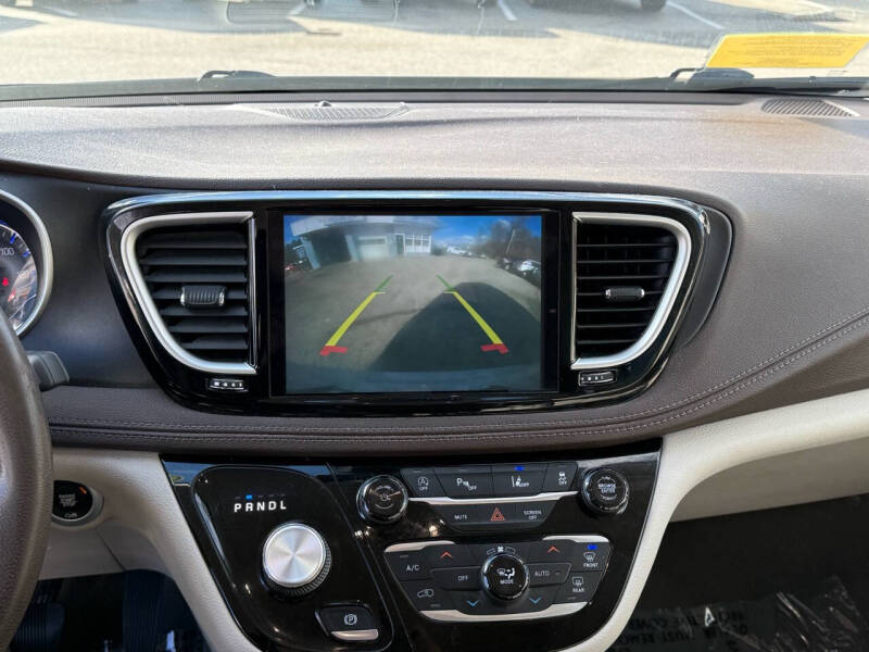 2021 Chrysler Pacifica Touring photo 16