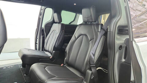 2026 Chrysler Pacifica Select