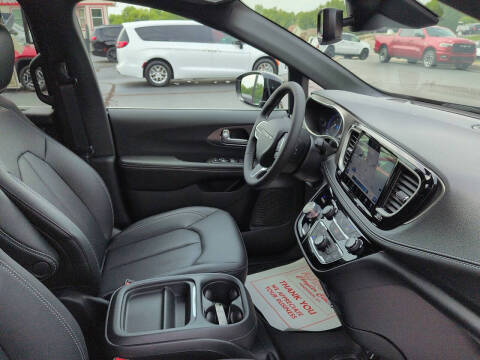 2027 Chrysler Pacifica Select