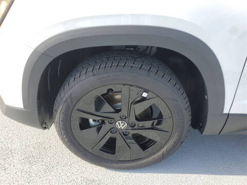 2025 Volkswagen Taos SE Black