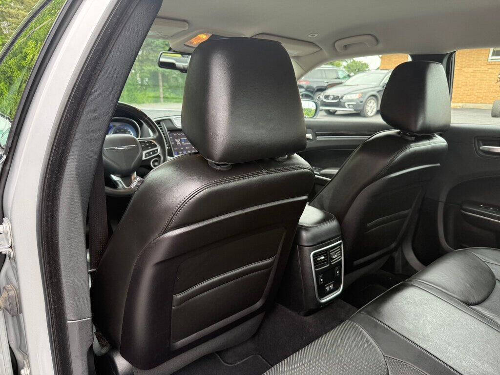 2019 Chrysler 300 35