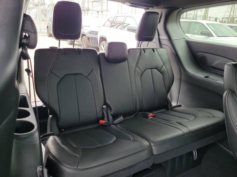 2027 Chrysler Pacifica Select