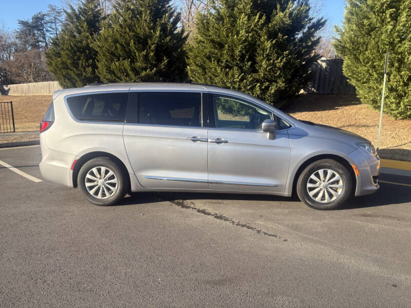 2017 Chrysler Pacifica Touring-L's photo