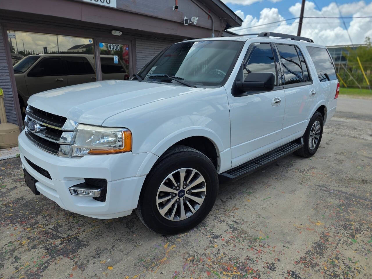 White 2017 Ford Expedition XLT 4x2 XLT 4dr SUV 2