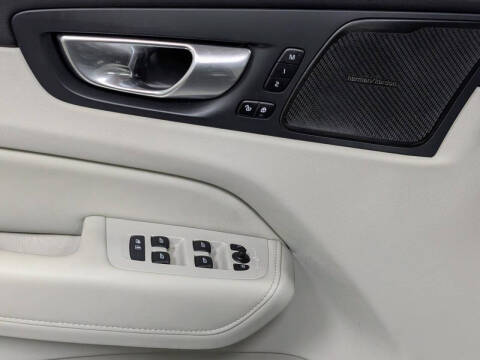 2024 Volvo XC60 B5 Ultimate Dark Theme