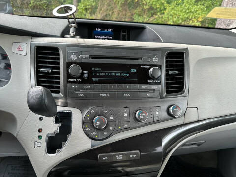 2012 Toyota Sienna LE 8-Passenger