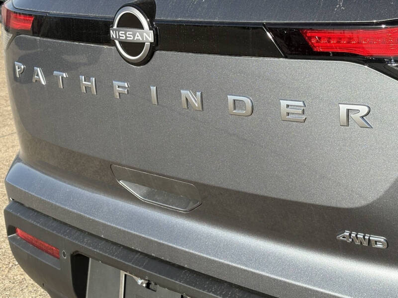 2025 Nissan Pathfinder SV