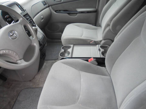 2005 Toyota Sienna LE 8 Passenger