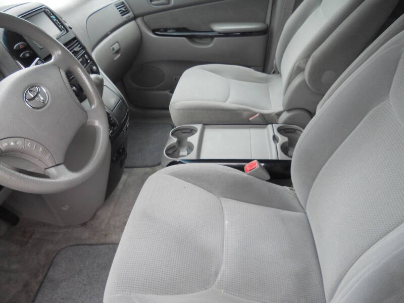 2005 Toyota Sienna LE 8 Passenger