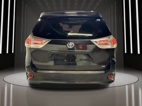 2016 Toyota Sienna SE 8-Passenger