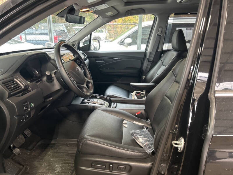 2019 Honda Pilot Touring w/Rear Captain's Chairs