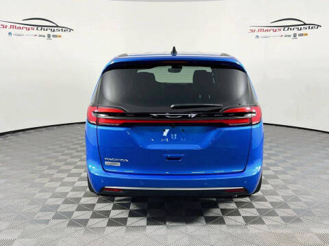 2027 Chrysler Pacifica Select