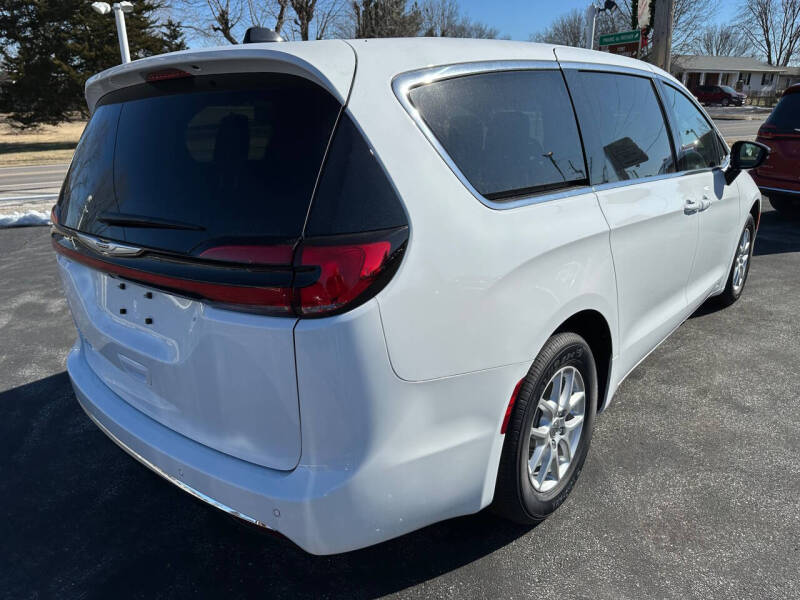 2025 Chrysler Pacifica Select