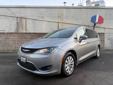 2017 Chrysler Pacifica Touring-L