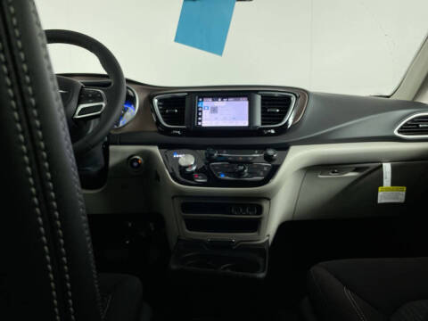 2024 Chrysler Voyager LX