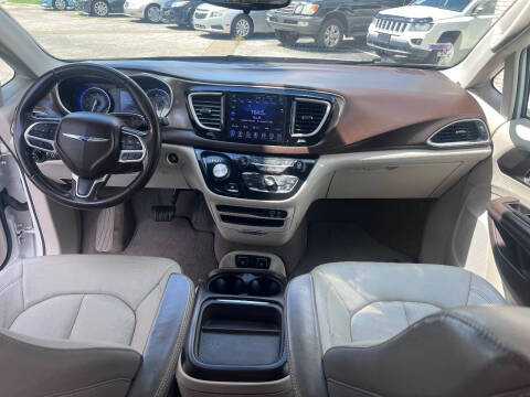 2017 Chrysler Pacifica Touring-L