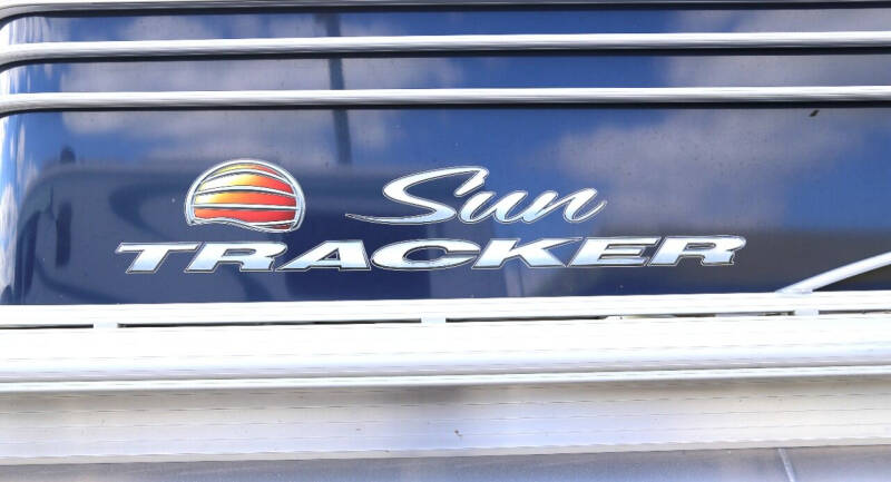 2020 Sun Tracker PANTOON BOAT