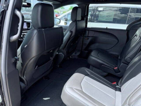 2027 Chrysler Pacifica Select