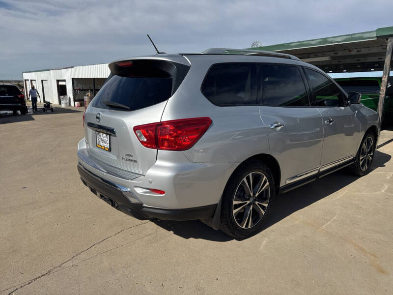 2017 Nissan Pathfinder Platinum photo 3