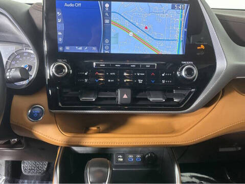 2022 Toyota Highlander Hybrid Platinum
