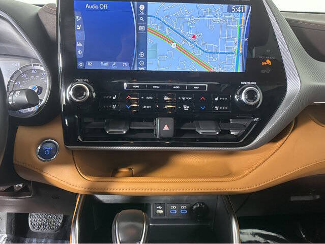 2022 Toyota Highlander Hybrid Platinum