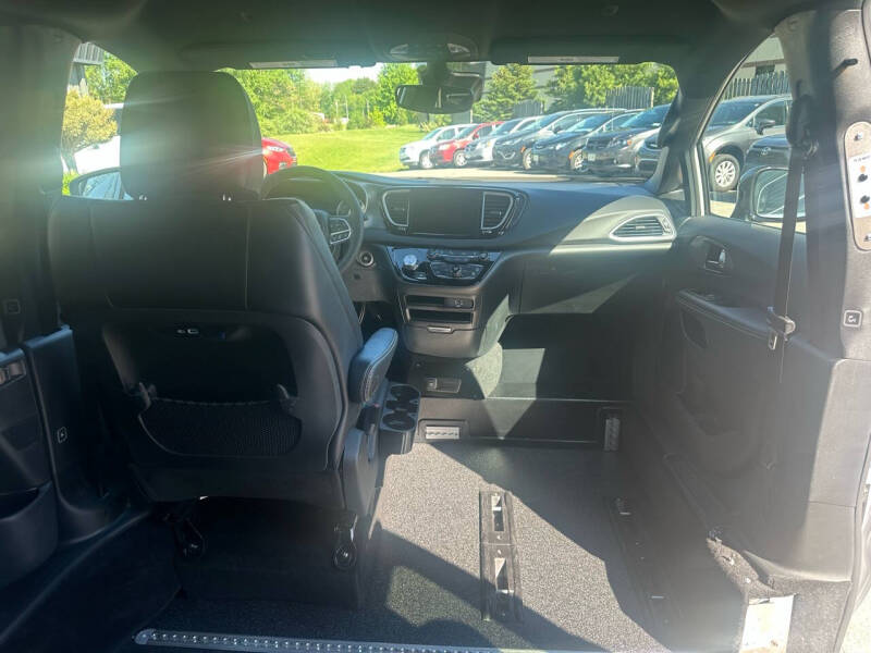 2026 Chrysler Pacifica Select