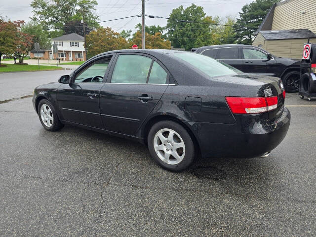 2006 Hyundai SONATA for sale at QUEENSGATE AUTO SALES in York, PA