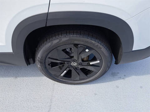 2025 Volkswagen Taos SE Black