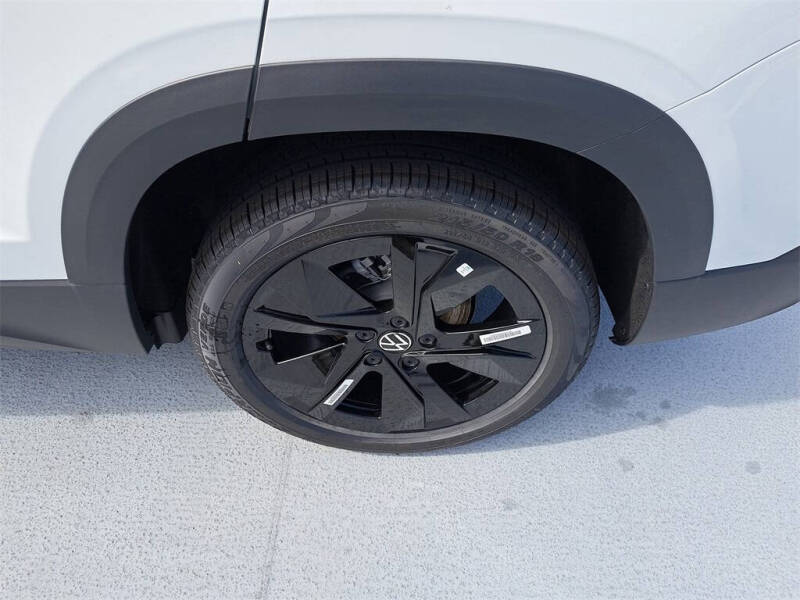 2025 Volkswagen Taos SE Black