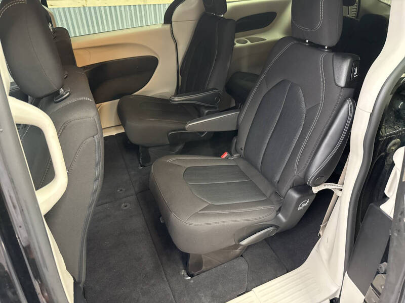 2022 Chrysler Voyager LX