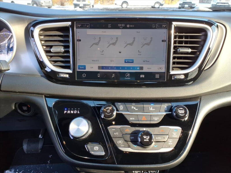 2025 Chrysler Pacifica Select