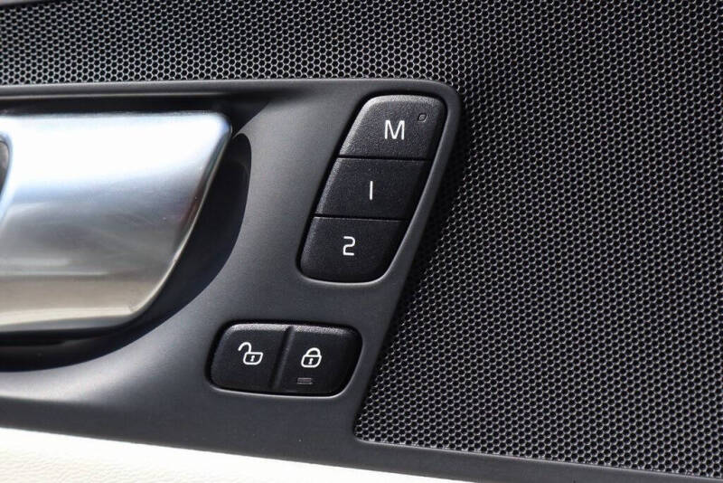 2024 Volvo XC60 B5 Core Dark Theme