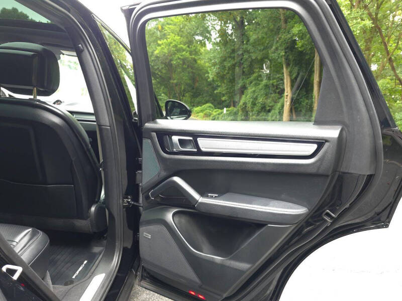 2023 Porsche Cayenne Platinum Edition