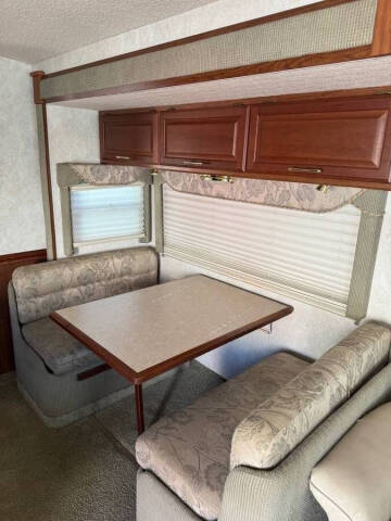2004 Winnebago Adventurer