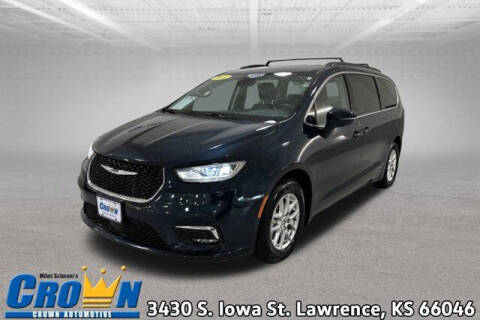 2022 Chrysler Pacifica for sale at Crown Automotive of Lawrence Kansas in Lawrence KS
