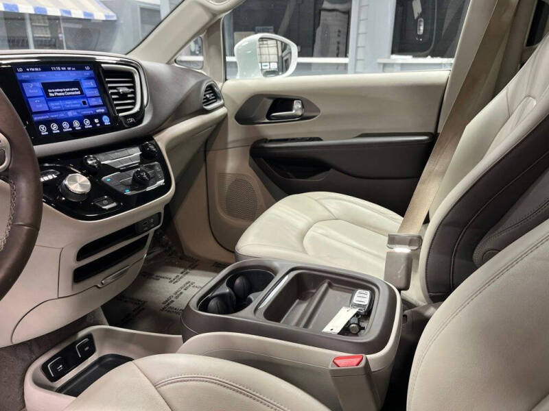 2017 Chrysler Pacifica Touring-L