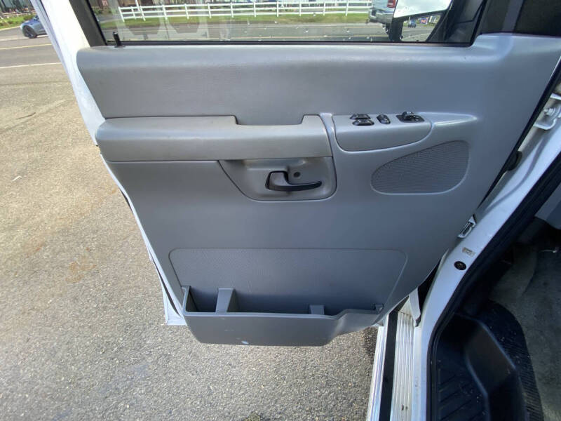 2004 Ford E-Series E-250 SD