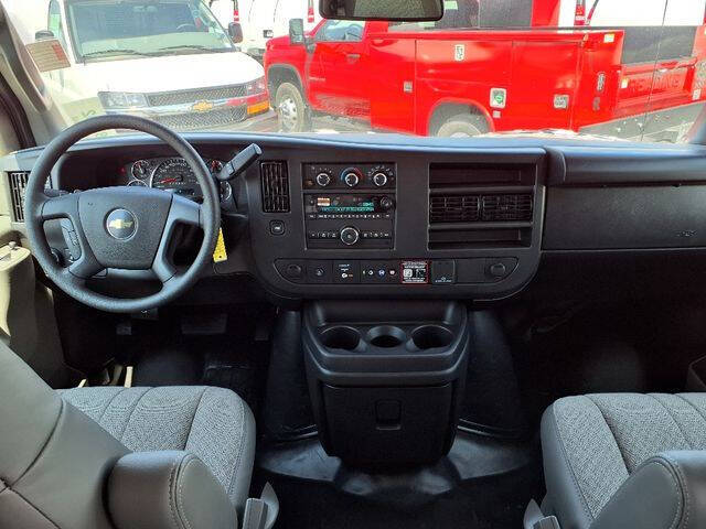 2025 Chevrolet Express 3500