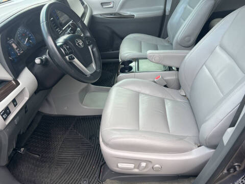 2017 Toyota Sienna XLE 7-Passenger Auto Access Seat