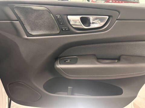 2022 Volvo XC60 B6 R-Design