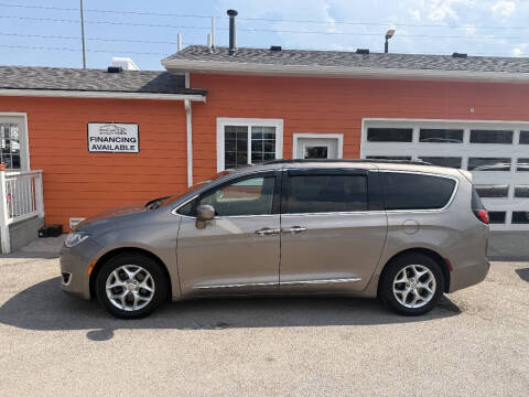 2017 Chrysler Pacifica Touring-L Photo