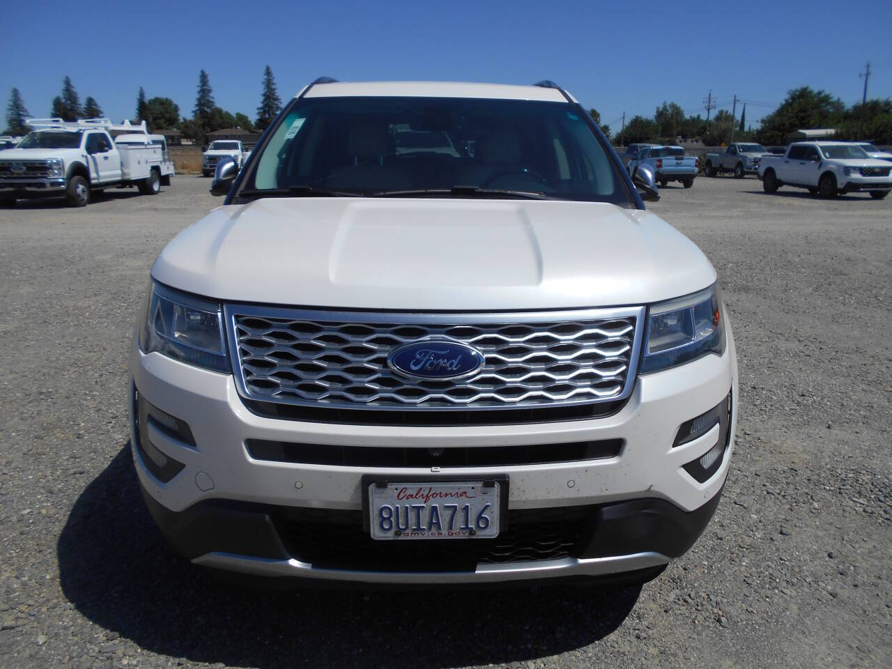Off white 2017 Ford Explorer Platinum AWD Platinum 4dr SUV 2