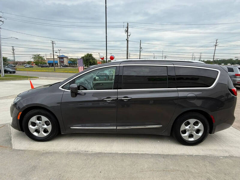 2017 Chrysler Pacifica Touring-L Plus