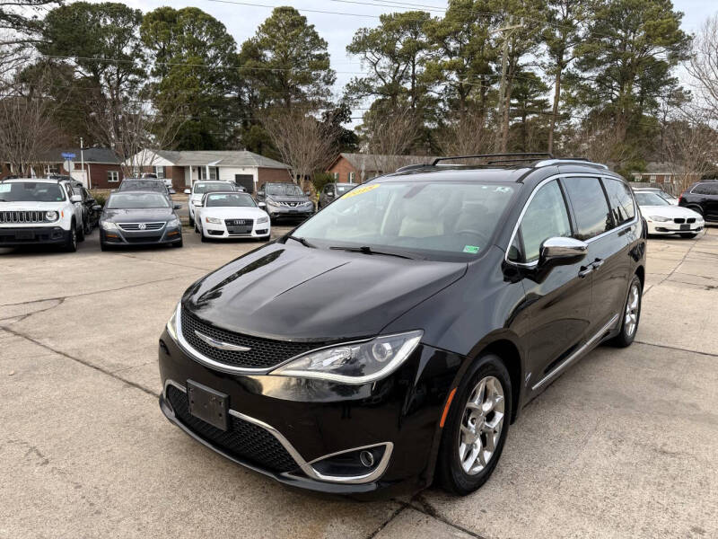 2018 Chrysler Pacifica Limited's photo