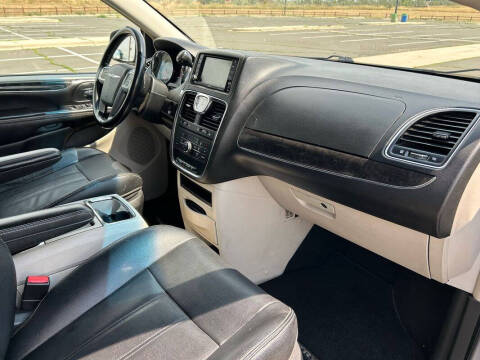 2014 Chrysler Town and Country Touring