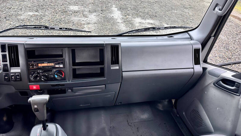 2015 Isuzu NRR  23' Flatbed + Lift Gate