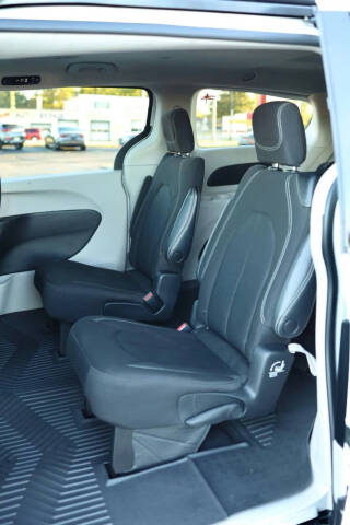 2022 Chrysler Voyager LX